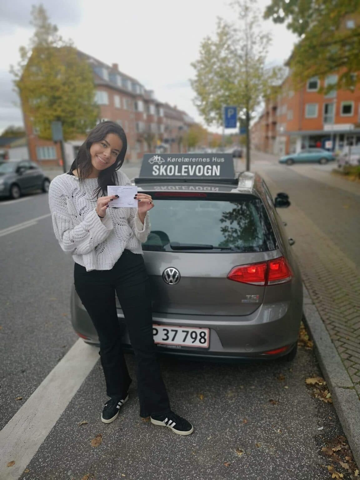 Glad elev med nyt kørekort ved skolevogn